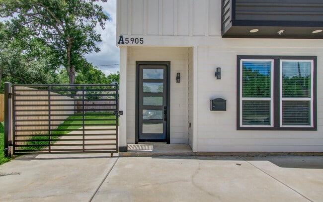 Building Photo - 5905 Crest Ct