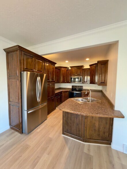 Building Photo - 664 E 110 S