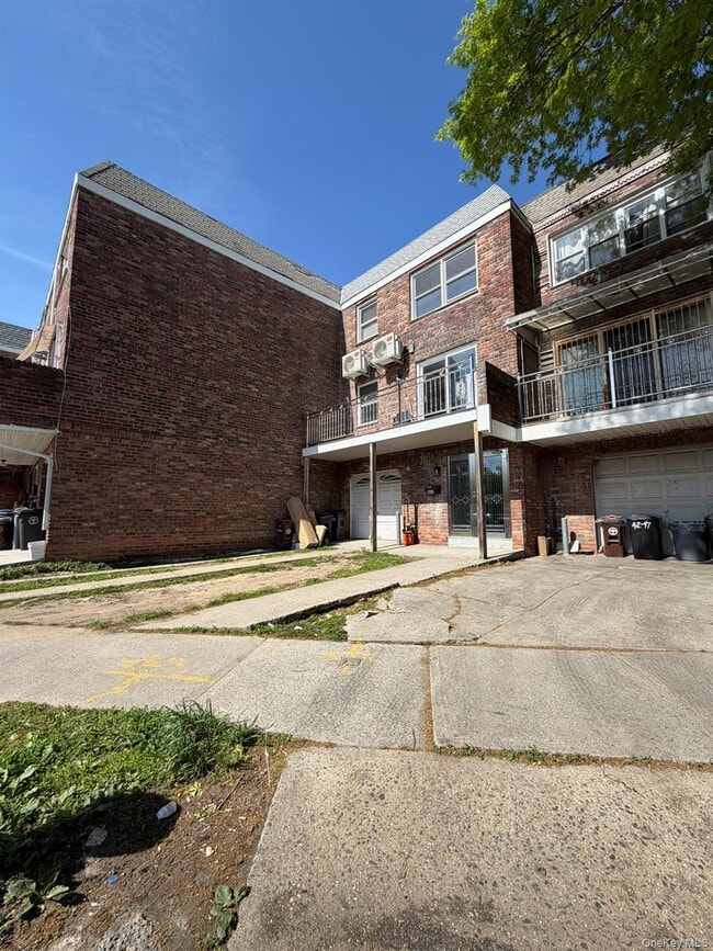 Building Photo - 42-95-95 Crommelin St