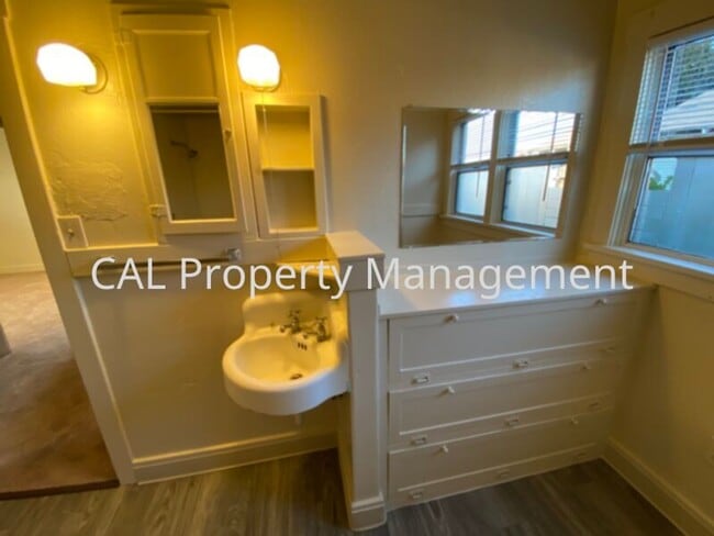 Building Photo - Single Family 2 bedroom and 1 bathroom!