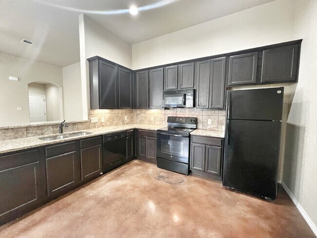Building Photo - Spacious 3BR/2BA Duplex with Private Yard ...