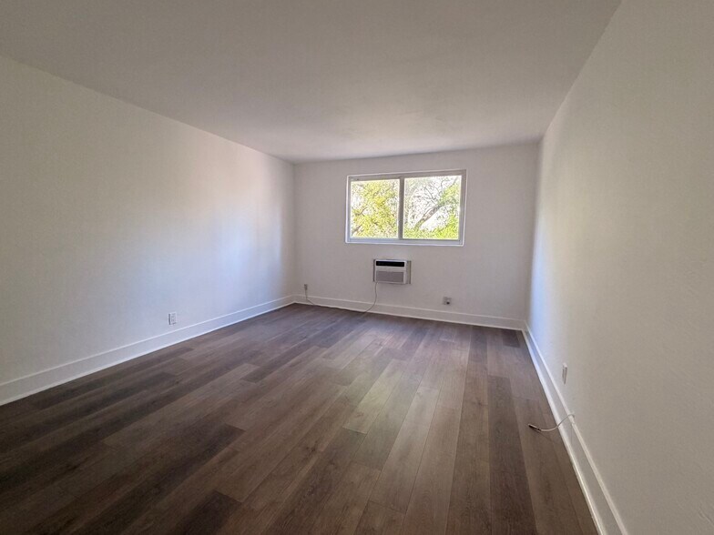 Building Photo - 132 SW 9th St