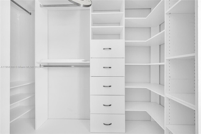 Building Photo - 14970 Leisure Dr