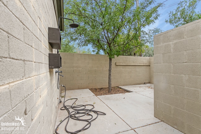 Building Photo - Charming 3Bdm 2Ba Home with Gated Entry an...