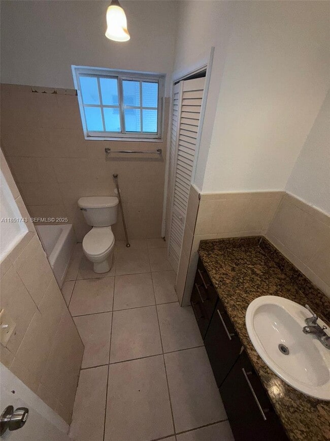 Building Photo - 13700 NE 6th Ave