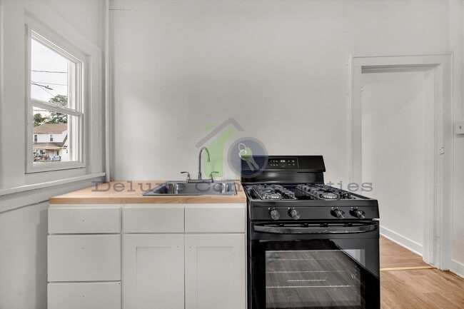 Building Photo - Charming 1 Bedroom with Natural Light & Basement Laundry