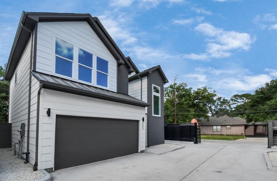 Building Photo - 6555 Sealey St