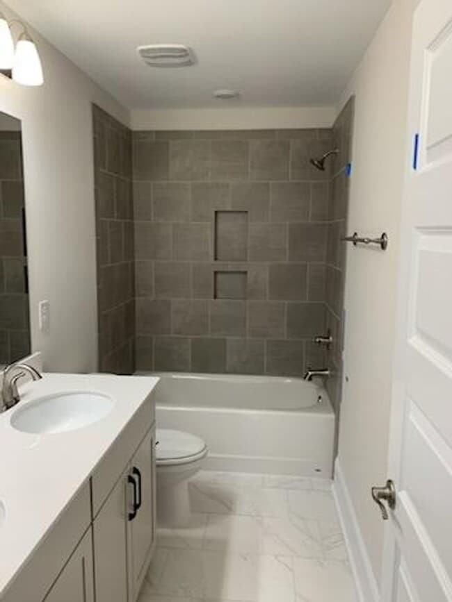 Building Photo - Available Rental located in desirable area of Scotts Hill in Scotts Hill Village