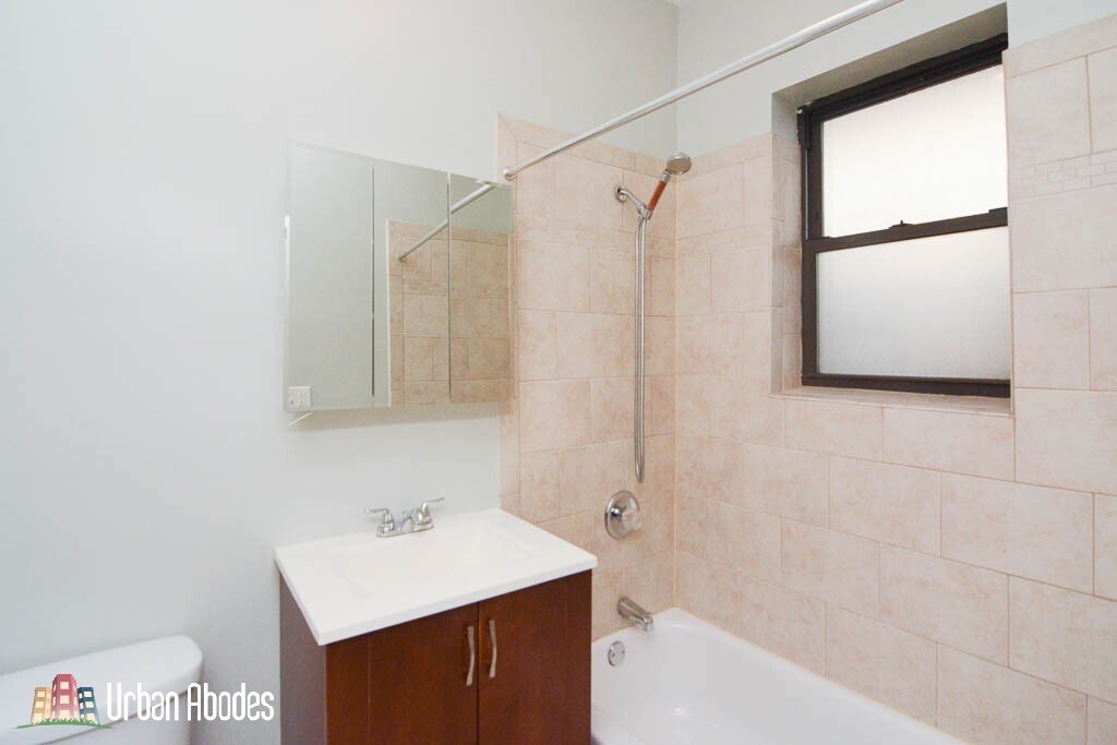 Building Photo - 4415 N Wolcott Ave