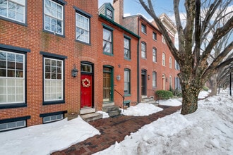 Building Photo - 3 Bedroom with Fenced in rear yard