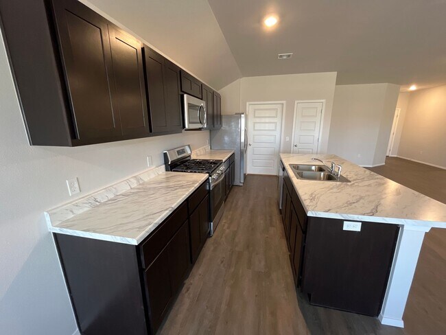 Building Photo - **St Patrick's Day Deal!** NEWER Three Bed...