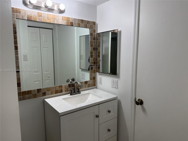 Building Photo - 10410 SW 157th Ct