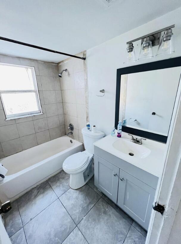 Building Photo - 901 Hickory St