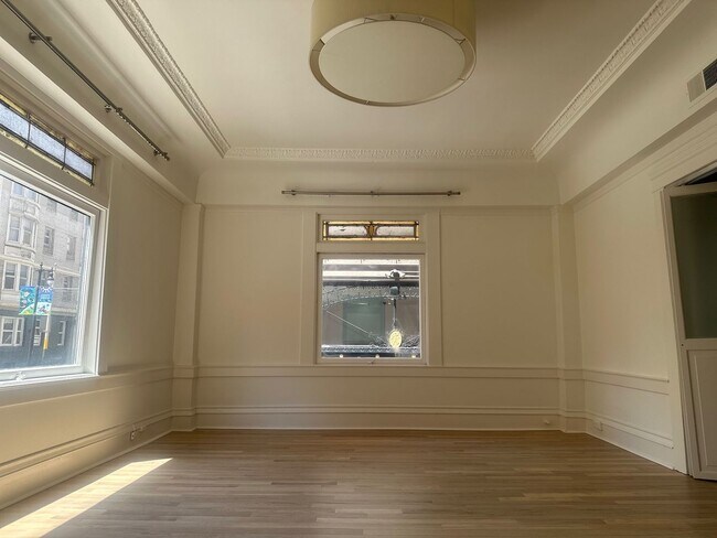 Building Photo - Epic REA- Spacious Flexible Plan 2 BR/1 BA...