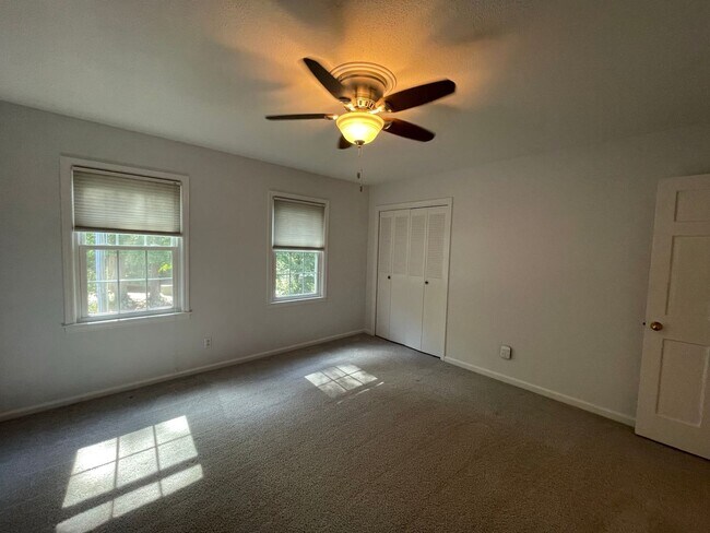 Building Photo - Williamsburg Townhome Available for Rent