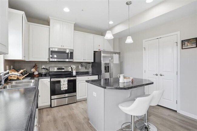 Building Photo - 404 Aprilmae Way