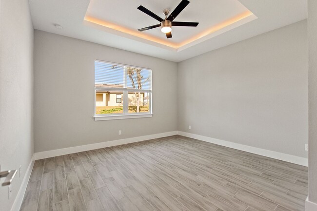 Building Photo - 123 Tulip Ln
