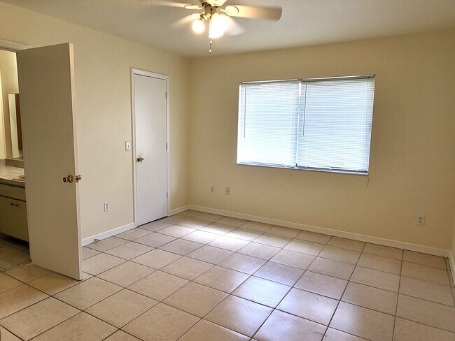 Building Photo - Spacious Rooms~Sunny~Large Yard~3Beds2Bath...