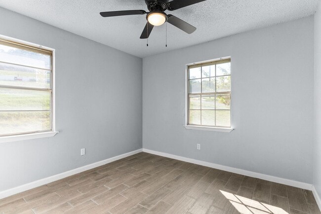 Building Photo - 1405 Hillside St