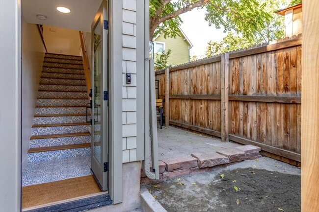 Building Photo - One Bedroom furnished ADU/apartment in The Highlands.