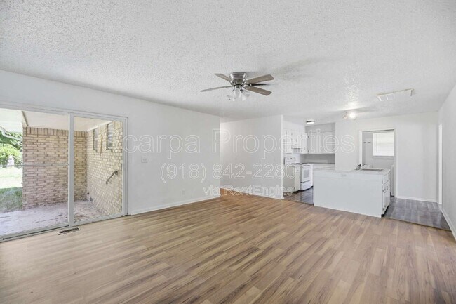 Building Photo - 313 E Woodrow Pl
