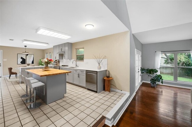 Building Photo - 10511 Tweedsmuir Dr