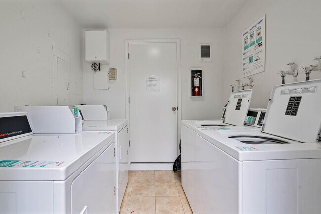 Building Photo - Spacious 1-bdrm/1-bath condo. Move-in special, balcony, fireplace, hot tub, & pool