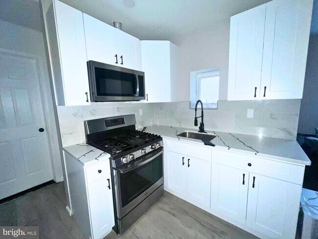 Building Photo - 6413 Buist Ave