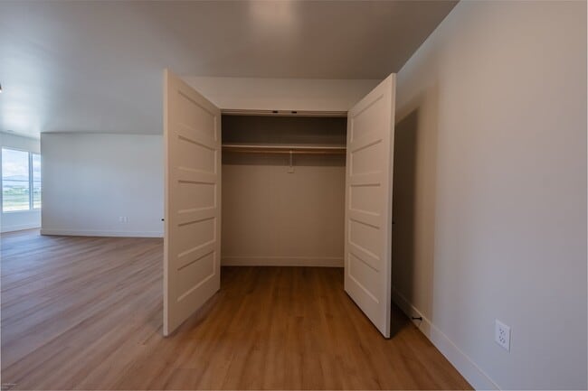 Building Photo - Jumbo 2 bed 2 bath  Modern Apartment - 1323 sqft