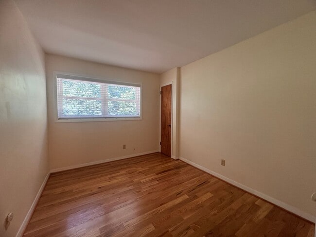 Building Photo - 4 Bedroom Jamestown Beauty!