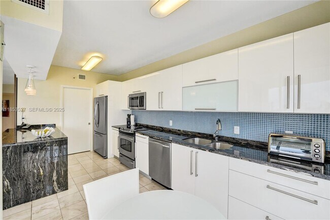 Building Photo - 20281 E Country Club Dr