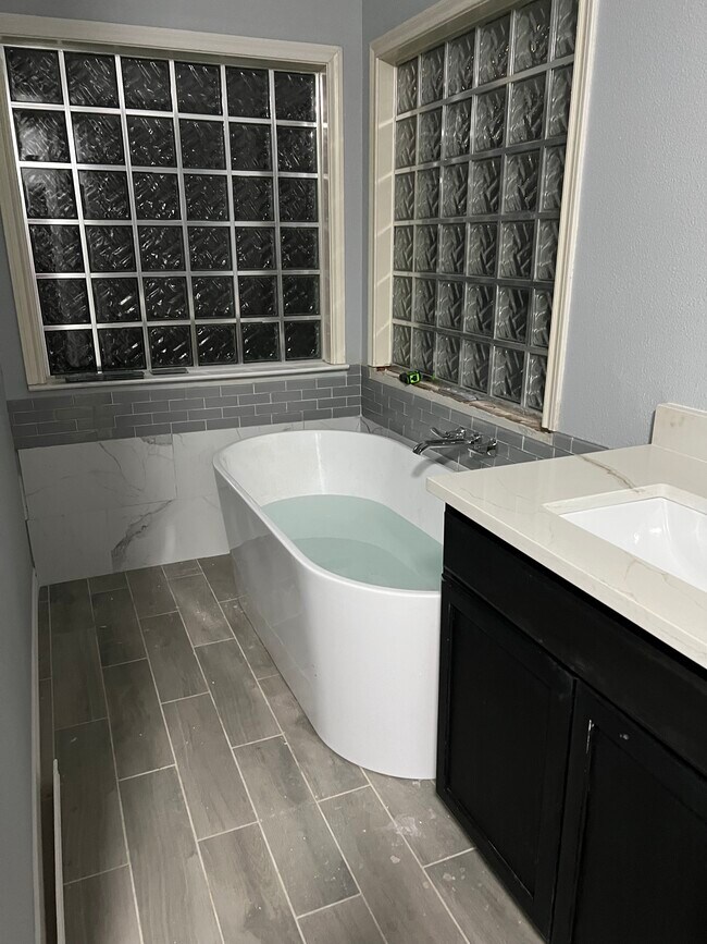 Building Photo - 539 Woodcreek Dr