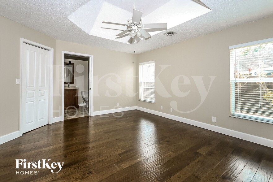 Building Photo - 6484 Robinson St