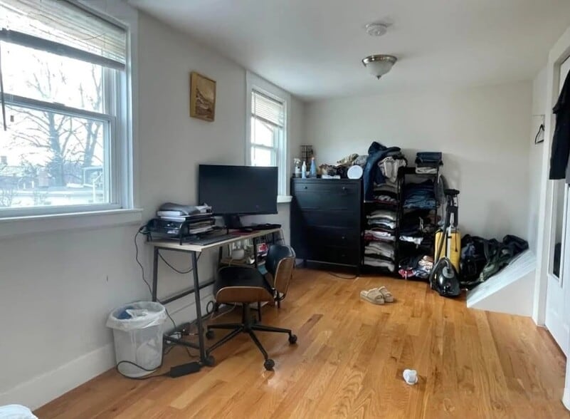 Building Photo - 196 Hampshire St