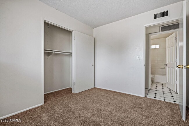 Building Photo - 13 E Desert Dr