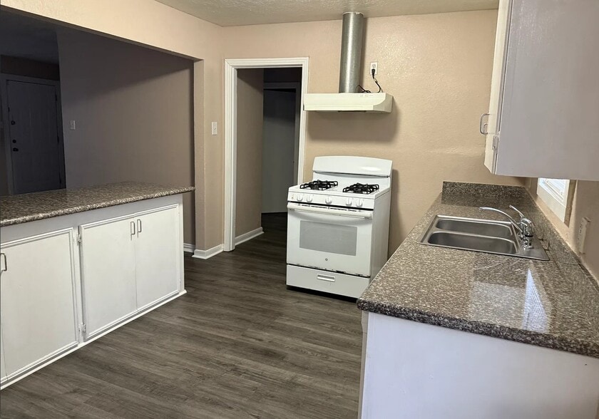 Building Photo - 1525 Wayside Dr