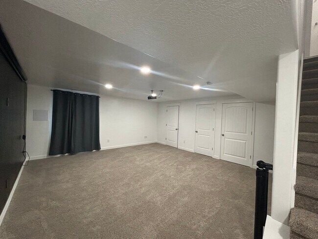 Building Photo - 3 Bedroom 3 Bathroom Townhouse in Saratoga Springs!