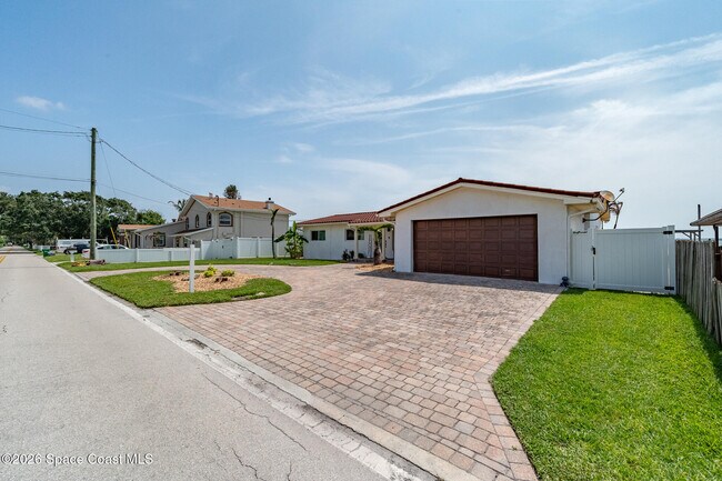 Building Photo - 1110 S Banana River Dr