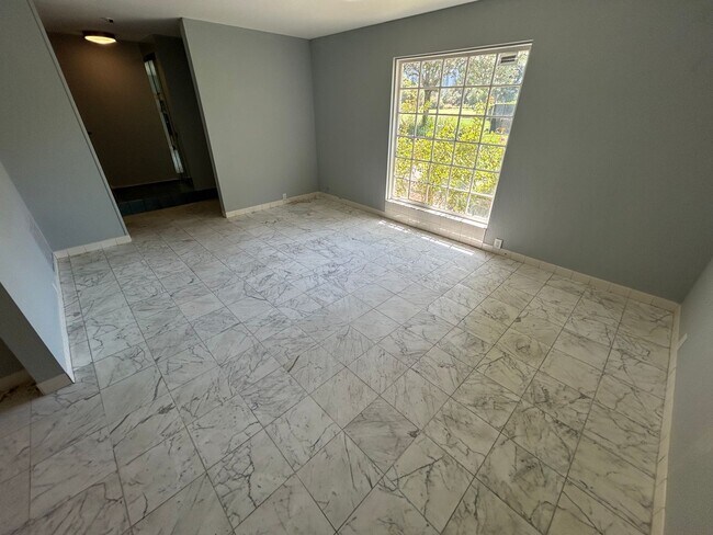 Building Photo - SPACIOUS 2 BEDROOM TOWNHOME IN LAS VEGAS COUNTRY CLUB