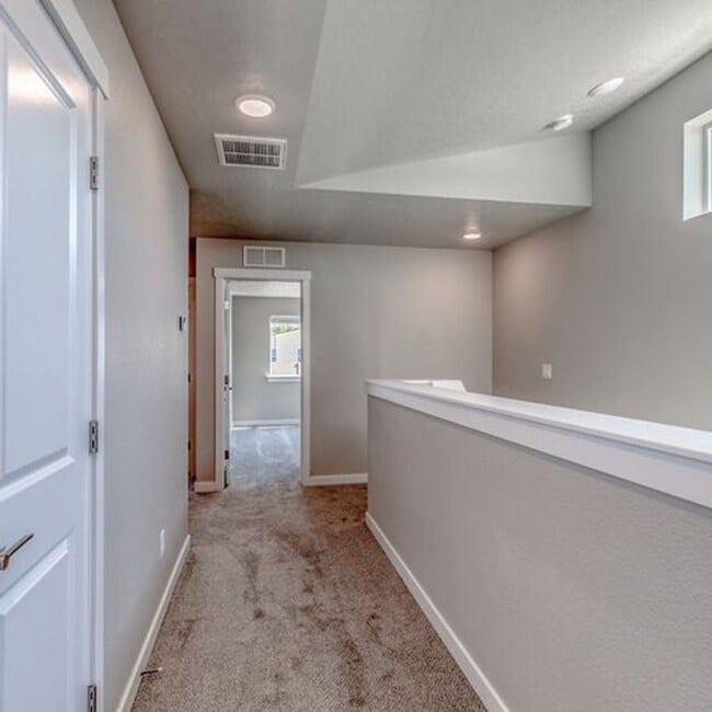 Building Photo - 4-Bedroom Townhome in West Boise