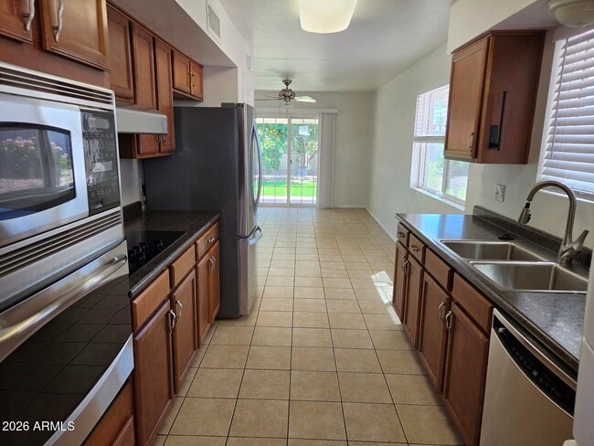 Building Photo - 6401 E Parkview Dr