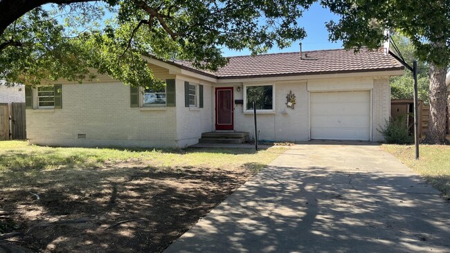 Building Photo - 3414 Meadow Dr