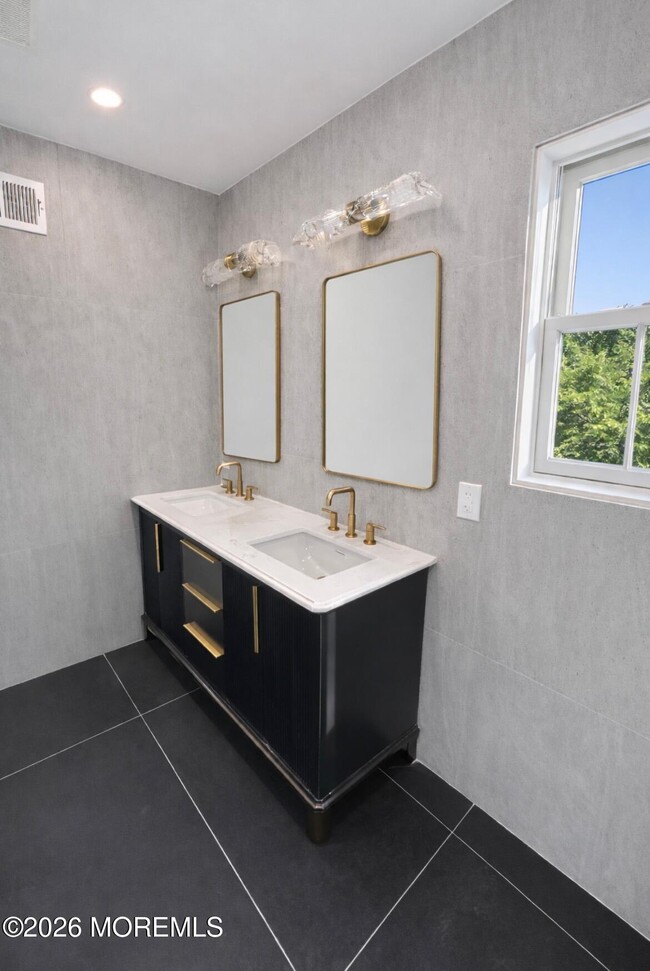 Building Photo - 20 Roslyn Dr