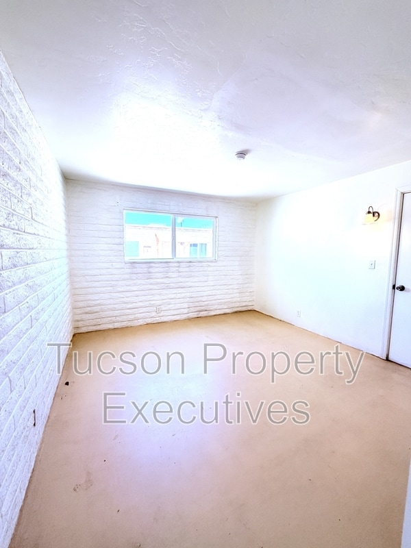 Building Photo - 319 E Blacklidge Dr
