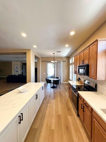 Building Photo - 9864 W Echo Ln