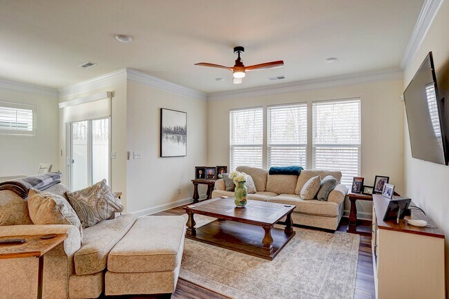 Building Photo - 3 Bedroom Townhouse in Harrisburg with Garage