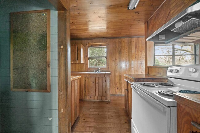 Building Photo - 20973 Lakeview Dr