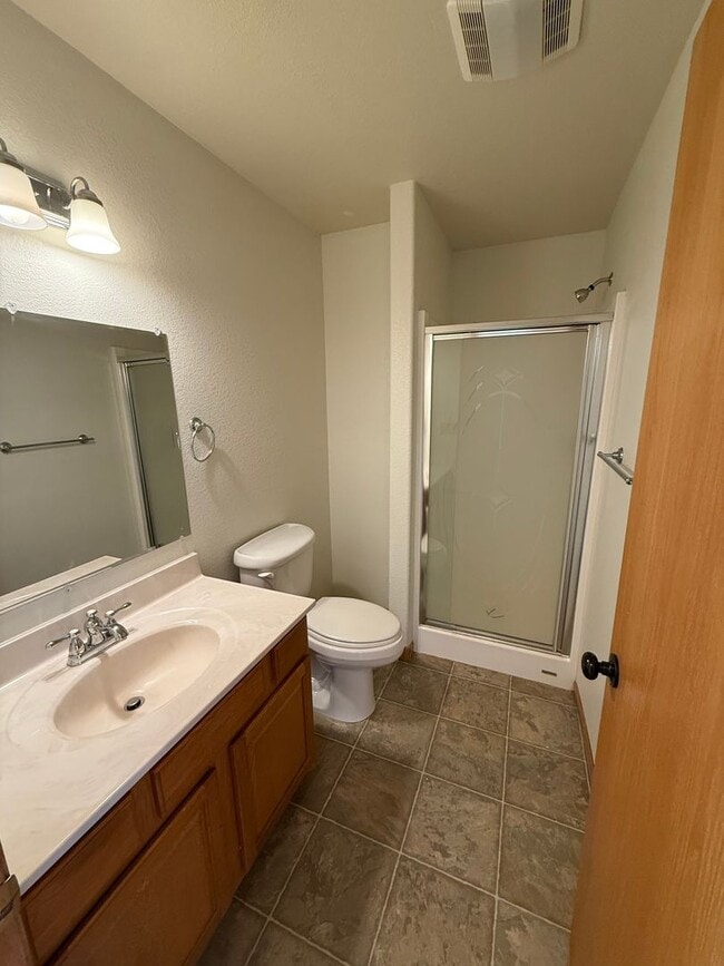 Building Photo - Large 3-Bedroom Condo for Rent!
