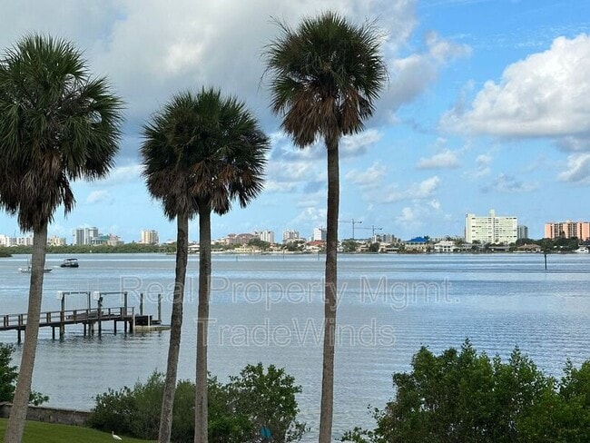 Building Photo - 1211 N Osceola Ave