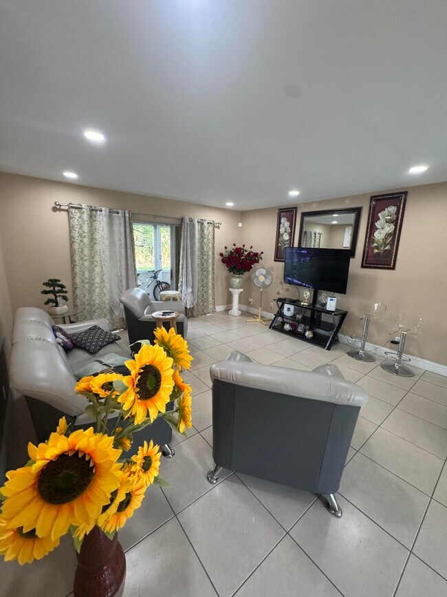 Building Photo - 725 Lori Dr